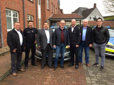 Der Landtagsabgeordnete Volker Meyer besucht zusammen mit Heino Hildebrandt und Dr. Dennis-Kenji Kipker die Polizeiwache in Leeste.