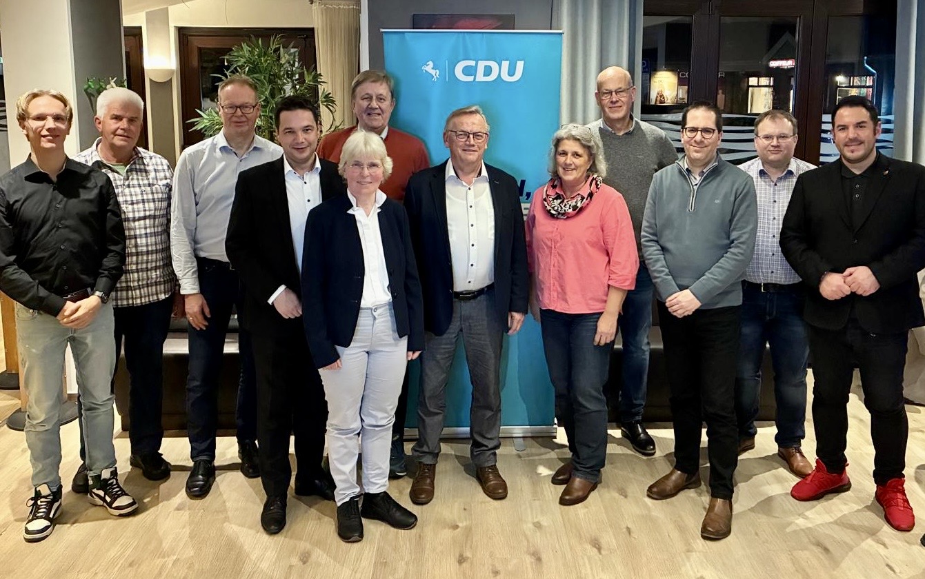 Gruppenfoto neuer Vorstand gemeinsam mit Marcel Scharrelmann