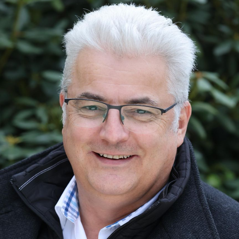  Axel Knoerig